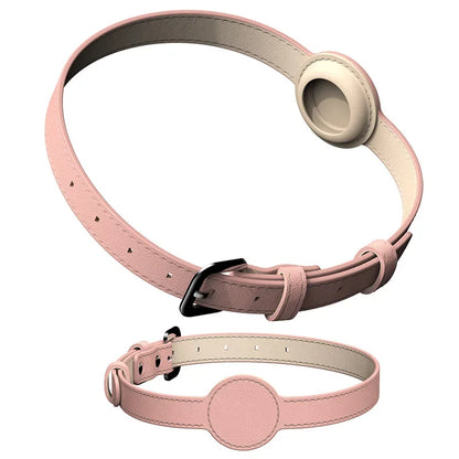 Collier fin en cuir rose pour chien compatible AirTag avec boucle réglable sur fond blanc.