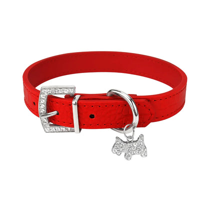 Collier élégant rouge pour chien avec finition effet cuir et pendentif chiot scintillant.