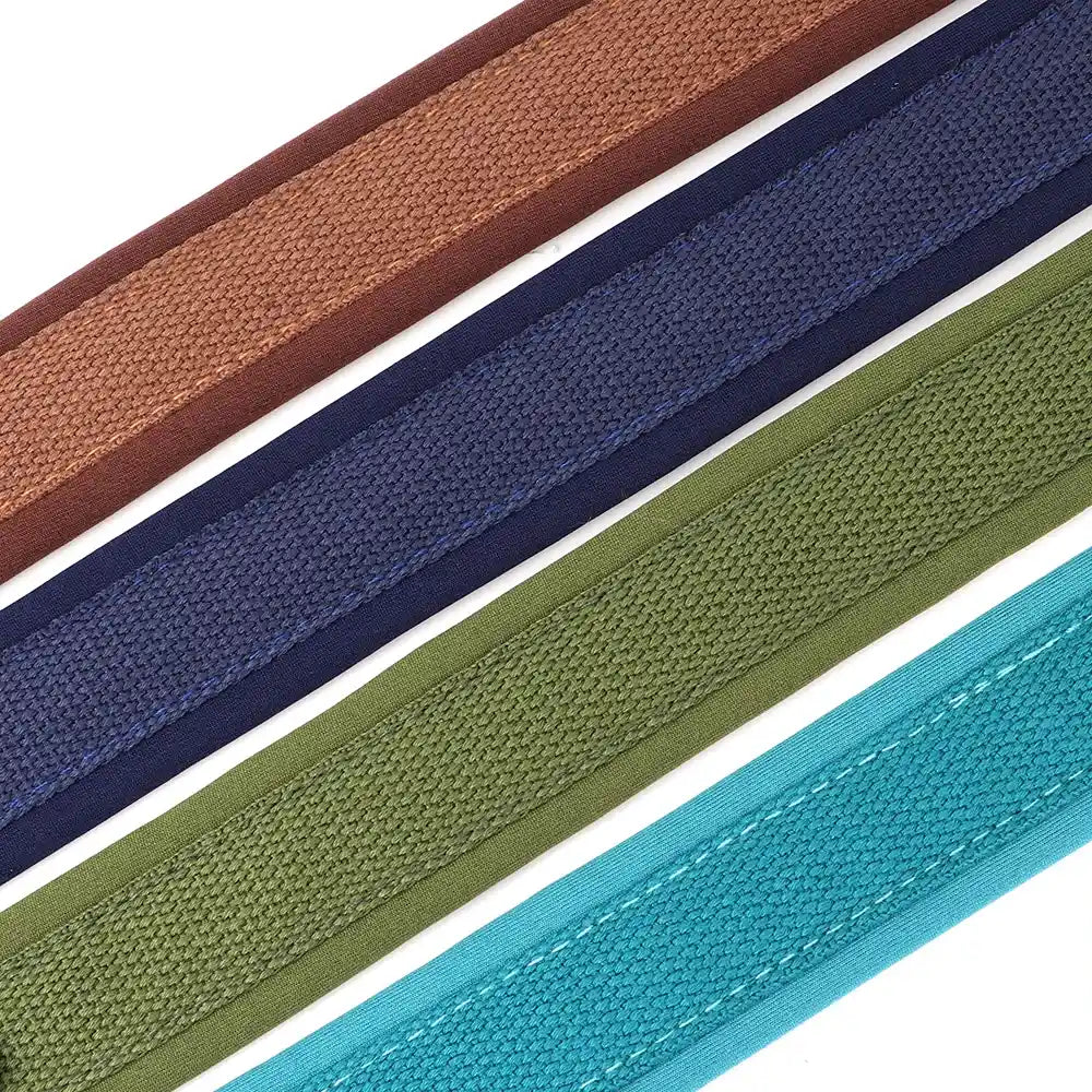 Gros plan sur les coloris et la texture du collier pour chien en nylon rembourré.