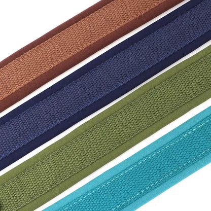 Gros plan sur les coloris et la texture du collier pour chien en nylon rembourré.