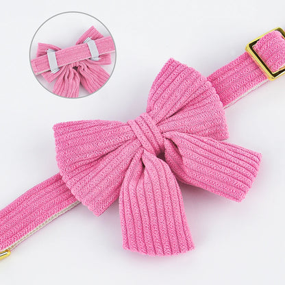 Détail du grand nœud papillon rose sur un collier pour chien en coton doux