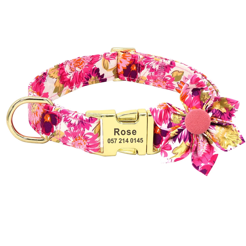 Collier chien fleuri rose avec boucle métal gravée personnalisée présenté seul sur fond blanc.