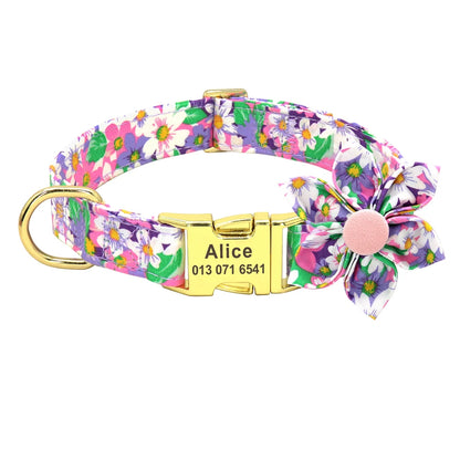 Collier chien fleuri violet avec boucle métal gravée personnalisée présenté seul sur fond blanc.