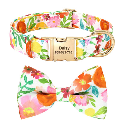 Visuel d’un collier pour chien fleuri avec boucle dorée gravée et nœud papillon séparé.