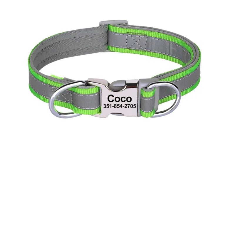 Collier gris personnalisé avec bandes vertes fluos pour chien avec tableau des tailles sur fond blanc.