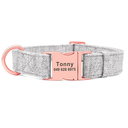Collier gris pour chien avec boucle métal gravée personnalisable sur fond blanc.