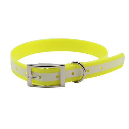 Collier pour chien jaune fluo en TPU et nylon avec bande réfléchissante blanche et boucle métal sur fond blanc.