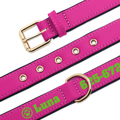 Vue détail d'un collier pour chien large rose fuchsia montrant la boucle rectangulaire dorée de réglage, les œillets dorés alignés et l'anneau en D doré, bande extérieure avec impression personnalisée verte visible.
