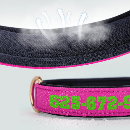 Vue détail technique d'un collier pour chien large rose fuchsia montrant la doublure rembourrée noire intérieure avec flèches d'aération, et la bande extérieure rose avec impression verte et gouttes d'eau visibles illustrant la résistance à l'humidité.