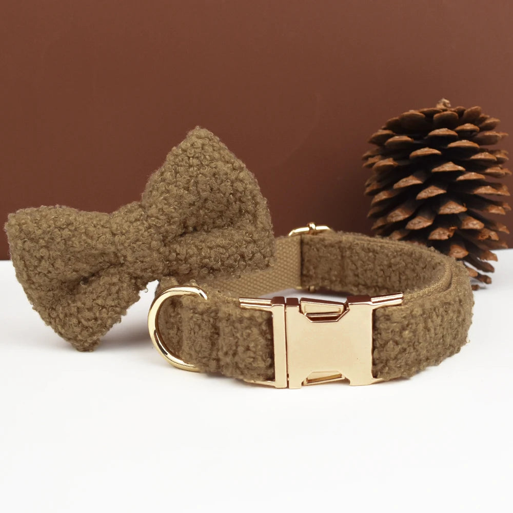 Collier marron pour chien en tissu bouclette avec nœud papillon.