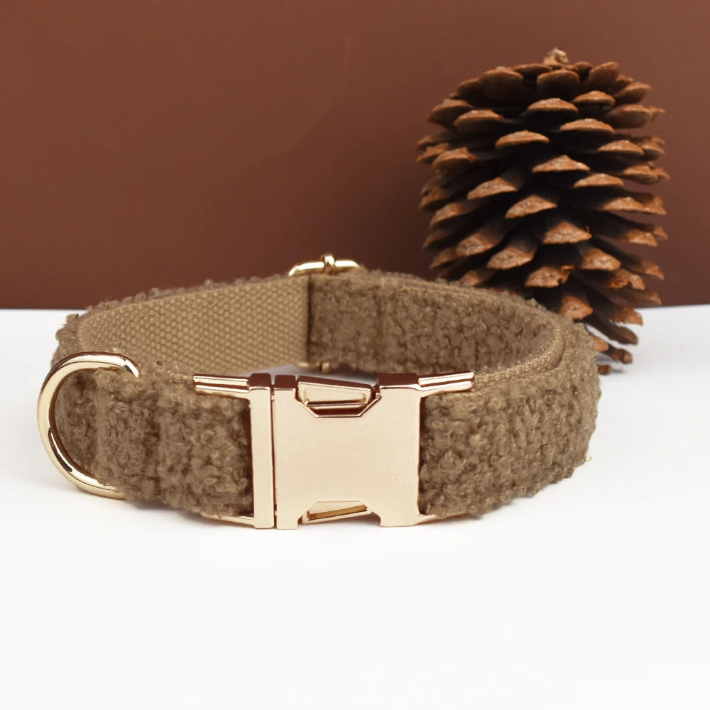 Collier marron pour chien en tissu bouclette avec boucle dorée.