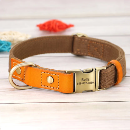 Collier marron cuir orange pour chien avec boucle métal gravée personnalisable et en anneau en D présenté sur un fond en bois gris.