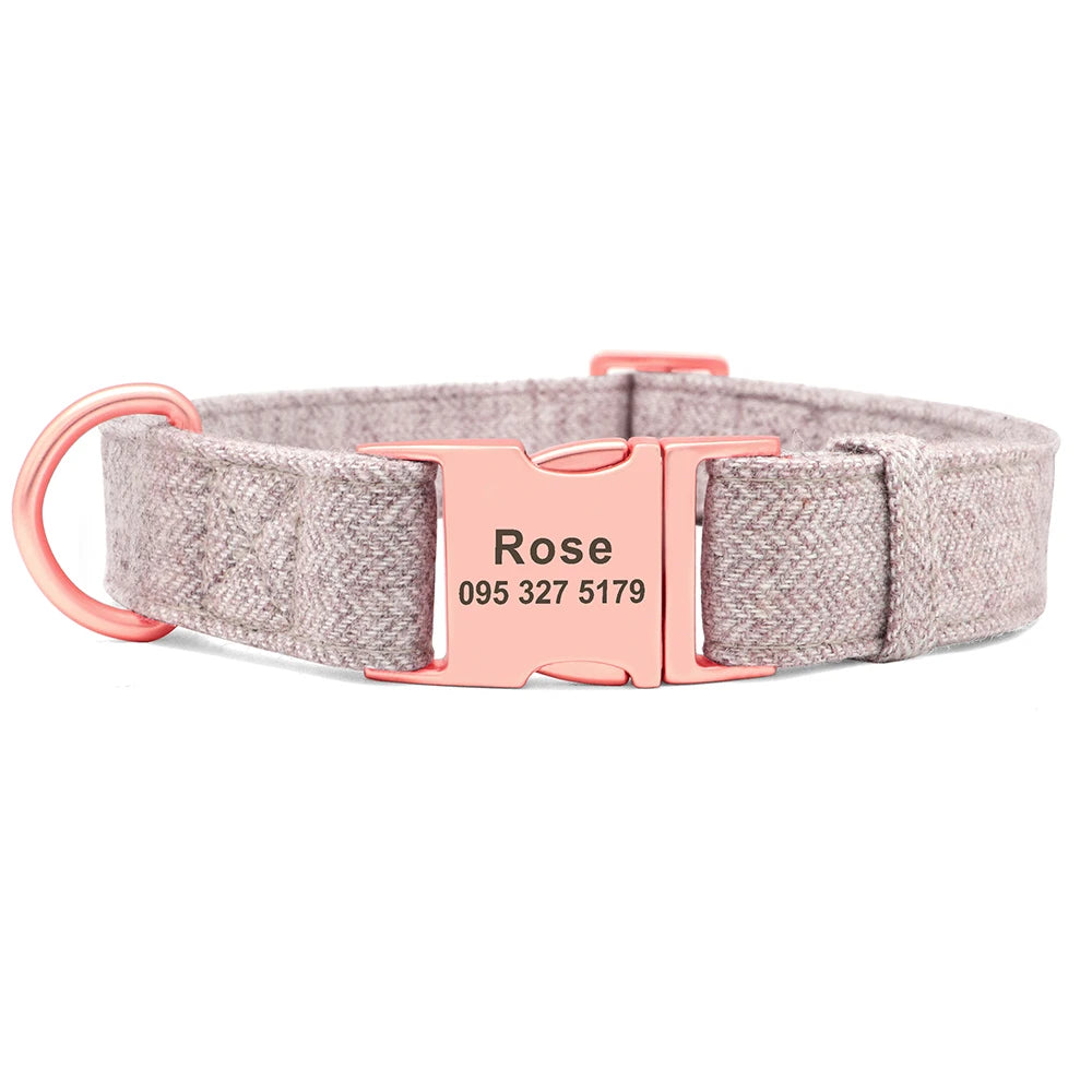 Collier marron pour chien avec boucle métal gravée personnalisable sur fond blanc.
