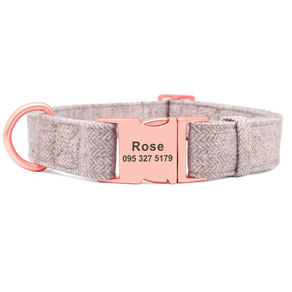 Collier marron pour chien avec boucle métal gravée personnalisable sur fond blanc.