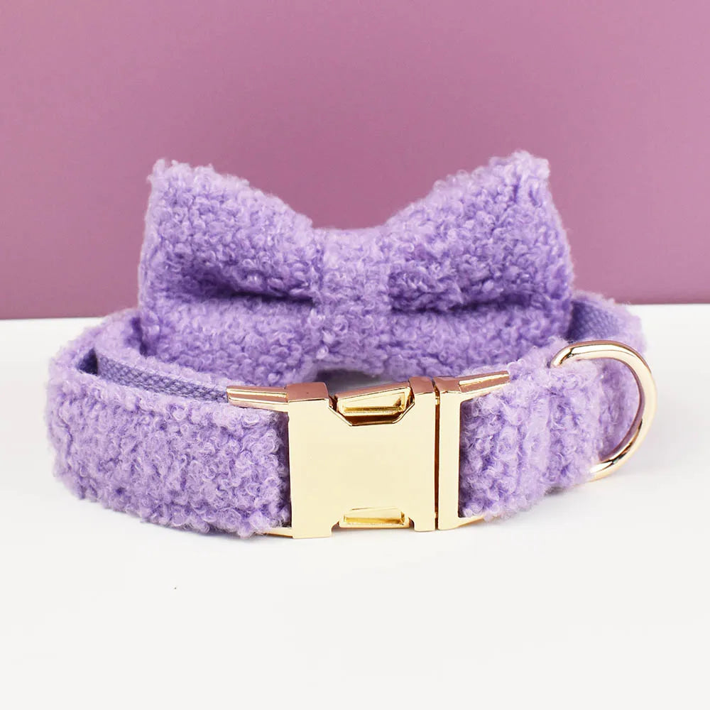 Collier mauve pour chien en tissu bouclette avec nœud papillon.