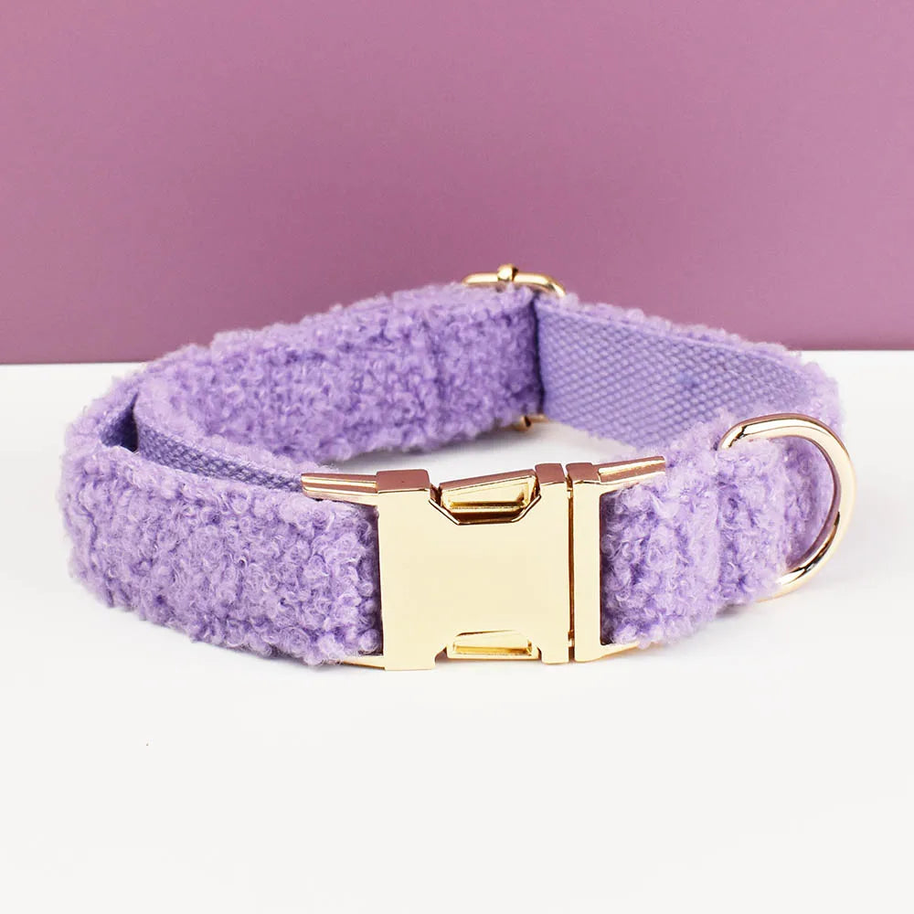 Collier mauve pour chien en tissu bouclette avec boucle dorée.