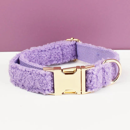 Collier mauve pour chien en tissu bouclette avec boucle dorée.