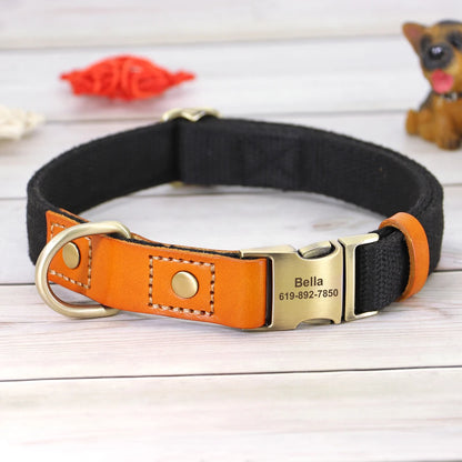 Collier noir cuir orange pour chien avec boucle métal gravée personnalisable et en anneau en D présenté sur un fond en bois gris.