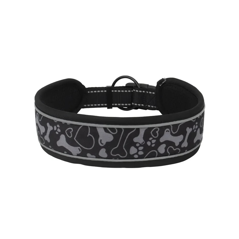 Collier pour chien noir et gris avec motifs os, pattes et coeurs gris et doublure noire sur fond blanc.