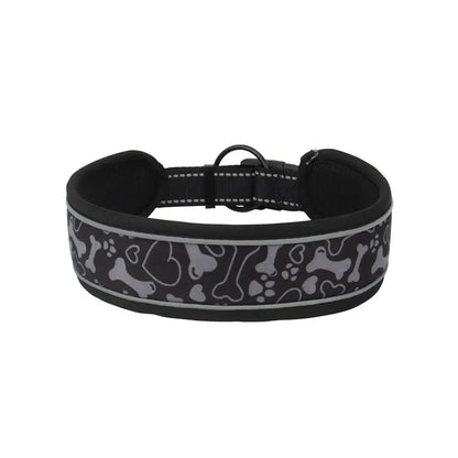 Collier pour chien noir et gris avec motifs os, pattes et coeurs gris et doublure noire sur fond blanc.