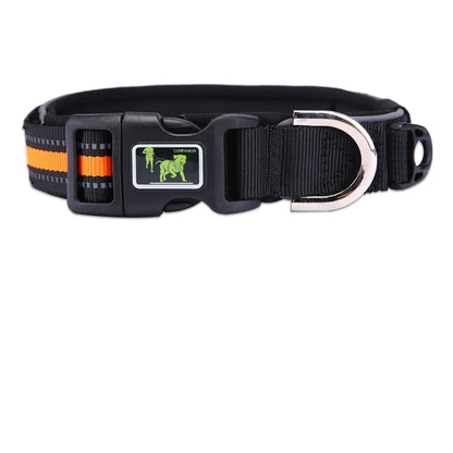 Collier pour chien noir avec bande orange et tableau des tailles de S à XL indiquant tour de cou et poids. sur fond blanc.