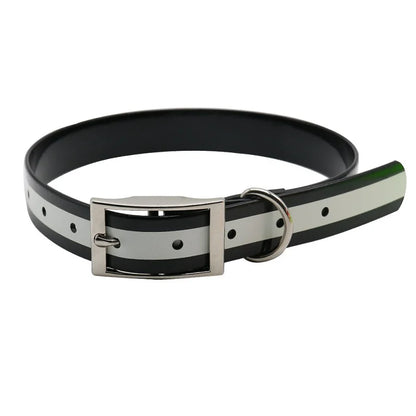 Collier pour chien noir en TPU et nylon avec bande réfléchissante blanche et boucle métal sur fond blanc.
