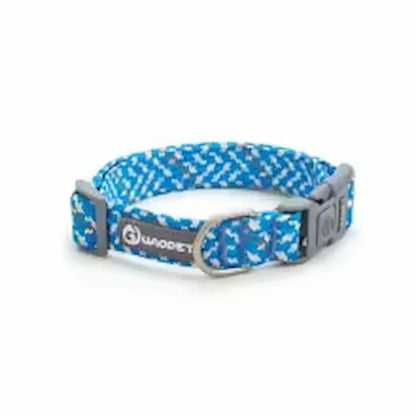 Collier pour chien en nylon tressé orange, bleu et jaune avec boucle rapide grise sur fond blanc.