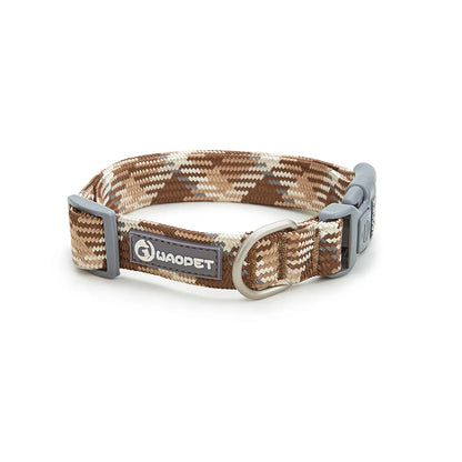 Collier pour chien en nylon tressé marron et beige avec boucle rapide grise sur fond blanc.
