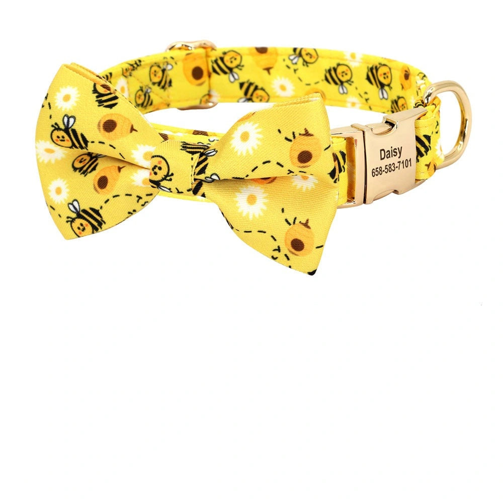 Collier pour chien en nylon à motifs abeilles et marguerites avec plaque gravée personnalisée, avec nœud papillon