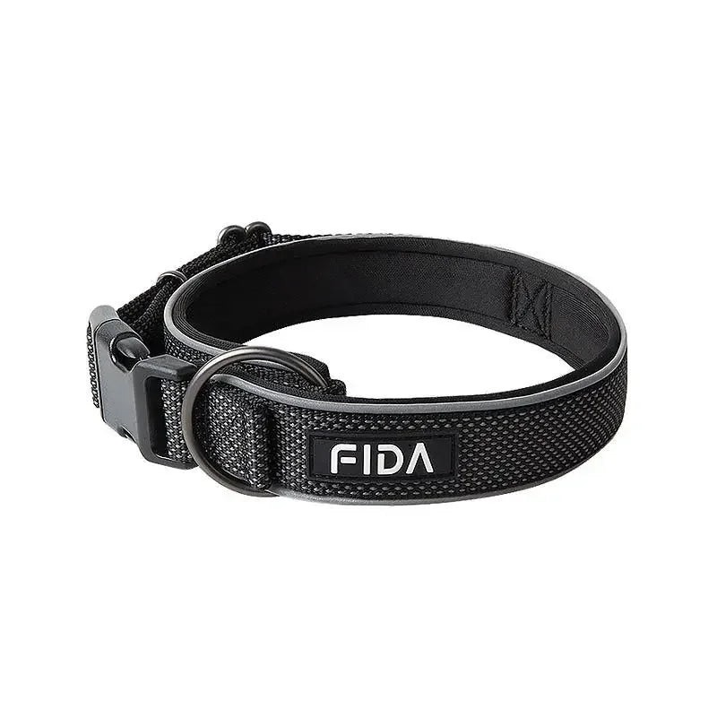 Collier pour chien en nylon noir avec doublure noire et boucle rapide noire sru fond blanc.