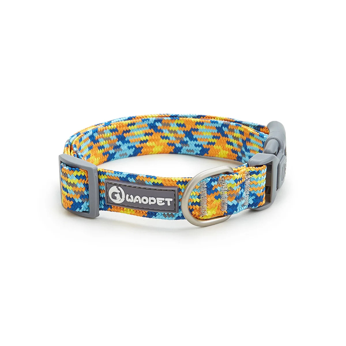 Collier pour chien en nylon tressé orange, bleu et jaune avec boucle rapide grise sur fond blanc.