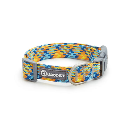 Collier pour chien en nylon tressé orange, bleu et jaune avec boucle rapide grise sur fond blanc.