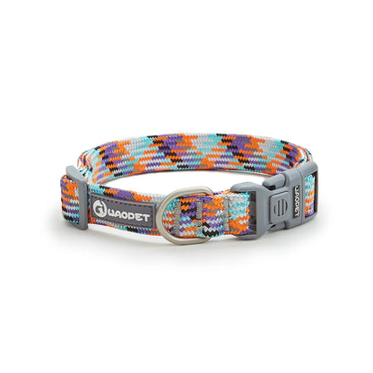 Collier pour chien en nylon tressé orange, violet et turquoise avec boucle rapide sur fond blanc.