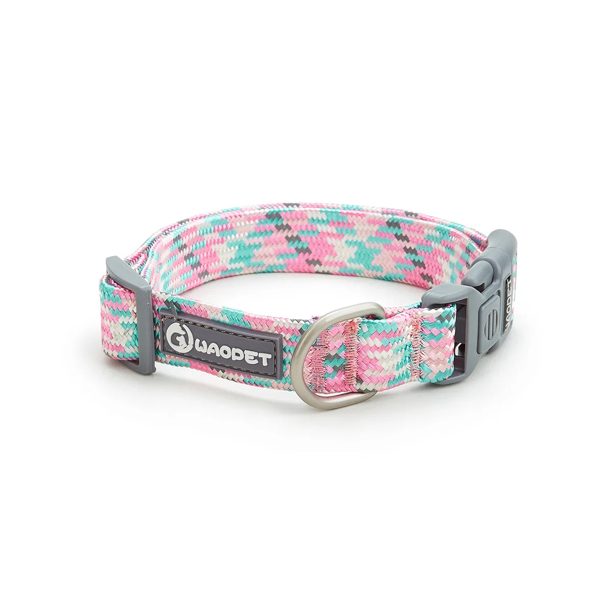 Collier pour chien en nylon tressé rose, turquoise et gris avec boucle rapide sur fond blanc.