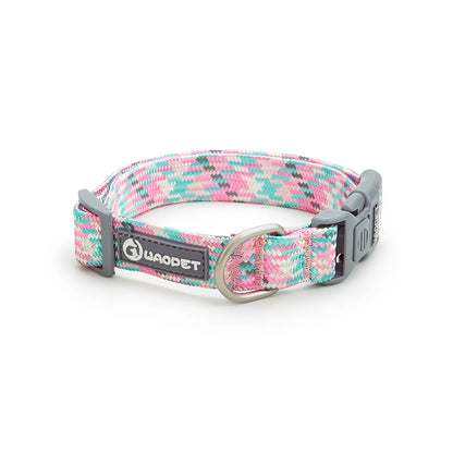 Collier pour chien en nylon tressé rose, turquoise et gris avec boucle rapide sur fond blanc.