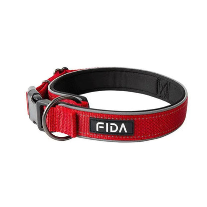 Collier pour chien en nylon rouge avec doublure noire et boucle rapide noire sru fond blanc.