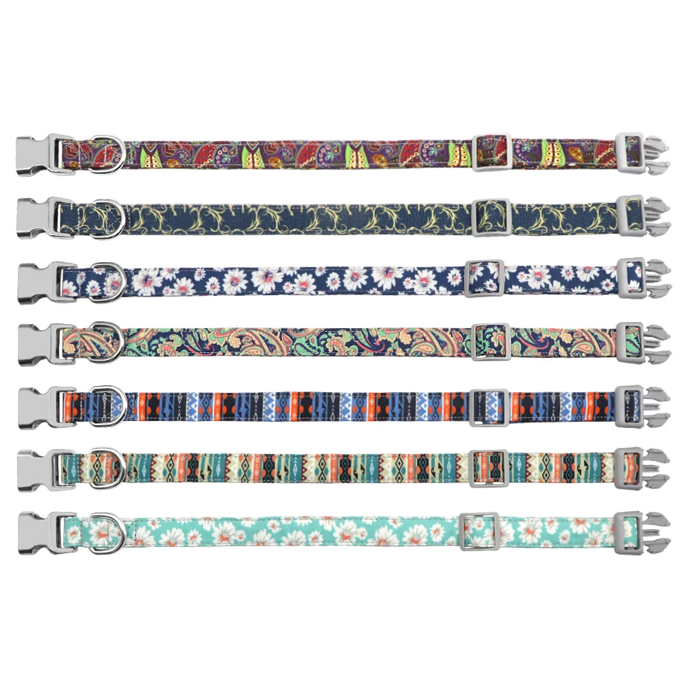 Plusieurs colliers pour chien en nylon imprimé présentés à plat avec différents motifs.