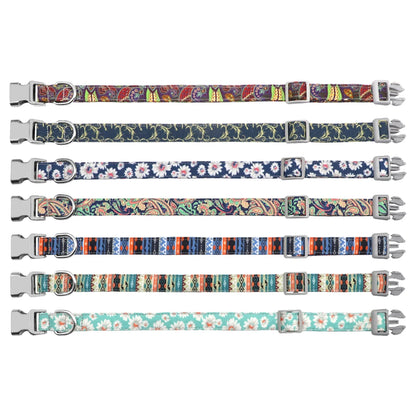 Plusieurs colliers pour chien en nylon imprimé présentés à plat avec différents motifs.
