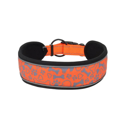 Collier pour chien orange fluo avec motifs os, pattes et coeurs gris et doublure noire sur fond blanc.