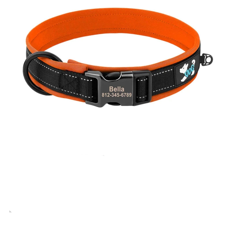 Collier orange et noir personnalisé pour chien avec tableau des tailles sur fond blanc.