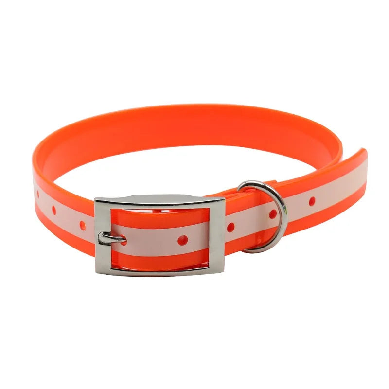 Collier pour chien orange en TPU et nylon avec bande réfléchissante blanche et boucle métal sur fond blanc.