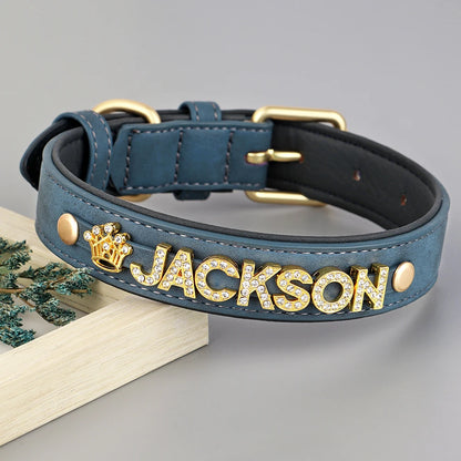 Collier personnalisé pour chien bleu avec lettres Jackson et breloque couronne.