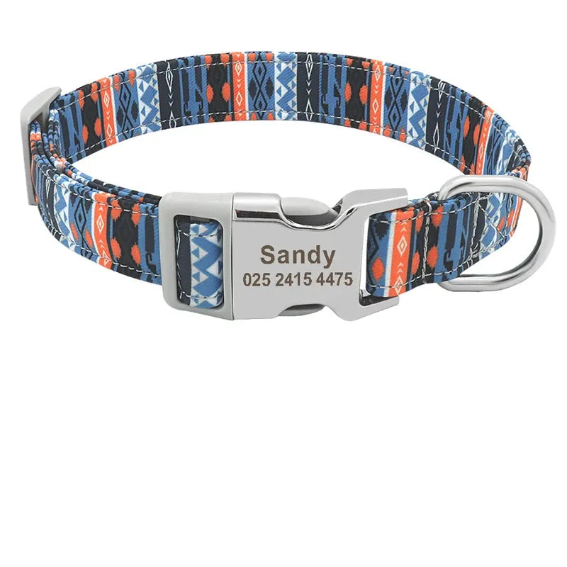 Collier personnalisé pour chien en nylon bleu orange avec boucle métal gravée Sandy et guide des tailles.