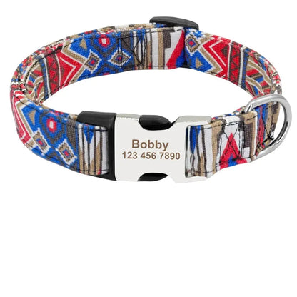 Collier personnalisé pour chien en nylon imprimé bleu rouge avec boucle métal gravée Bobby et guide des tailles.