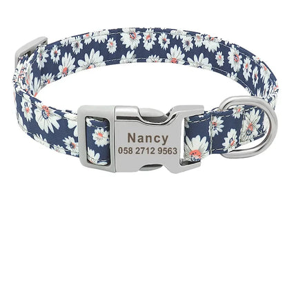 Collier personnalisé pour chien en nylon bleu à fleurs avec boucle métal gravée Nancy et guide des tailles.