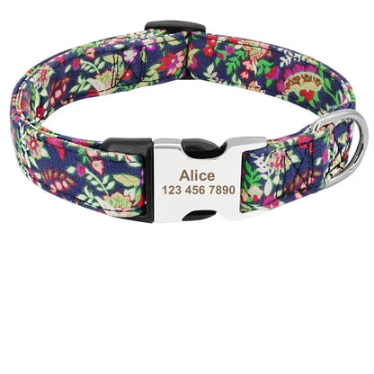 Collier personnalisé pour chien en nylon à motif floral sombre avec boucle métal gravée Alice et guide de tailles.
