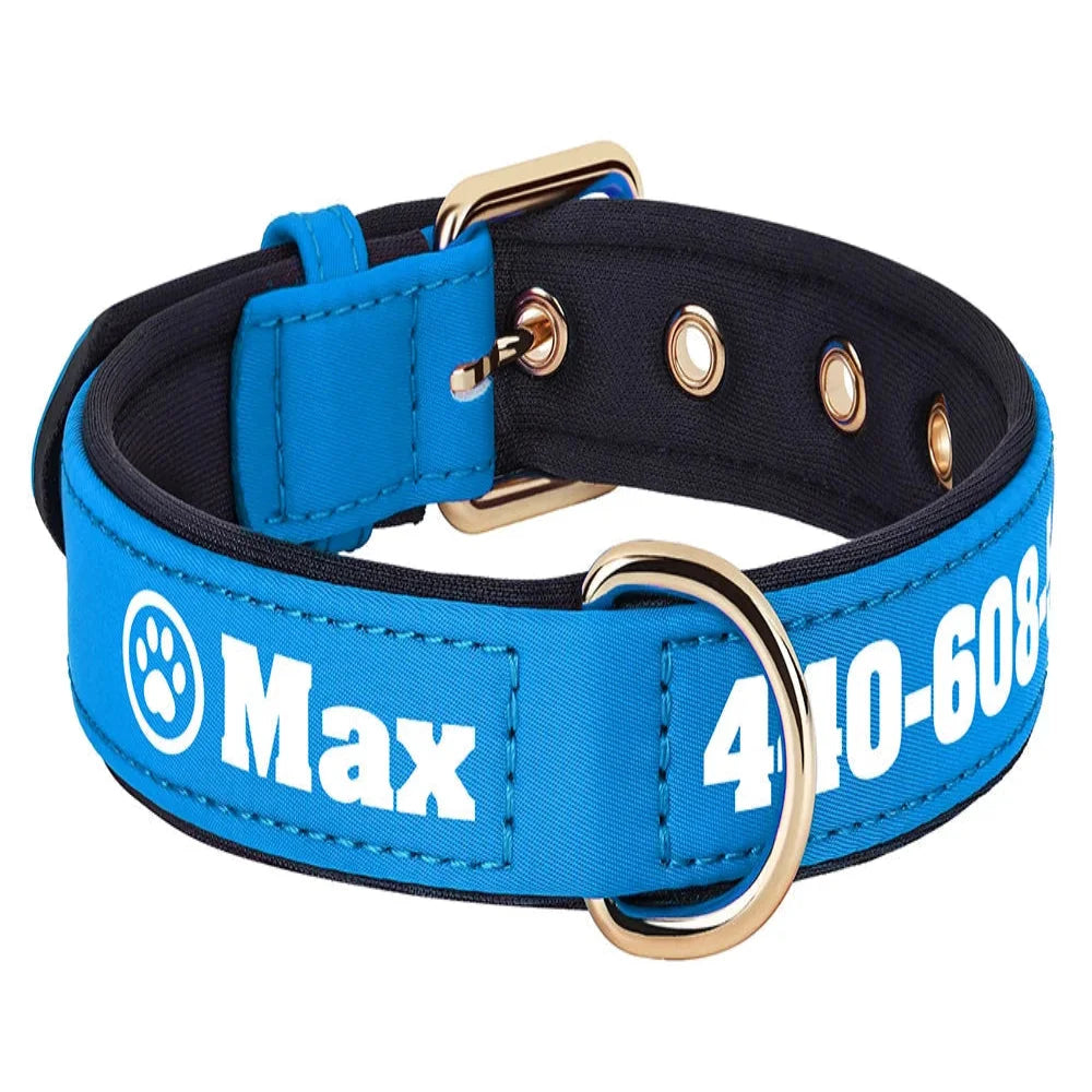 Collier pour chien large en tissu bleu vif personnalisé avec prénom et numéro de téléphone imprimés en blanc, motif patte dans un cercle visible, doublure rembourrée noire, boucle et anneau en D dorés.