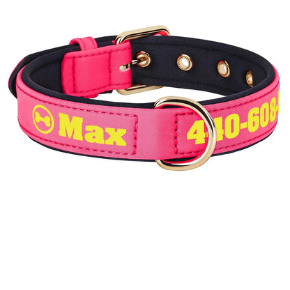 Collier pour chien large en tissu rose fuchsia personnalisé avec prénom et numéro de téléphone imprimés en jaune, motif os dans un cercle visible, doublure rembourrée noire, boucle et anneau en D dorés.