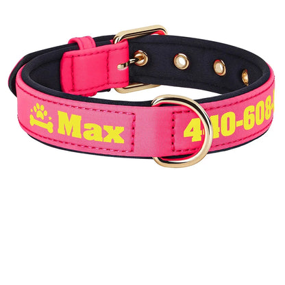 Collier pour chien large en tissu rose fuchsia personnalisé avec prénom et numéro de téléphone imprimés en jaune, motif combiné patte et os avec étoiles visible, doublure rembourrée noire, boucle et anneau en D dorés.