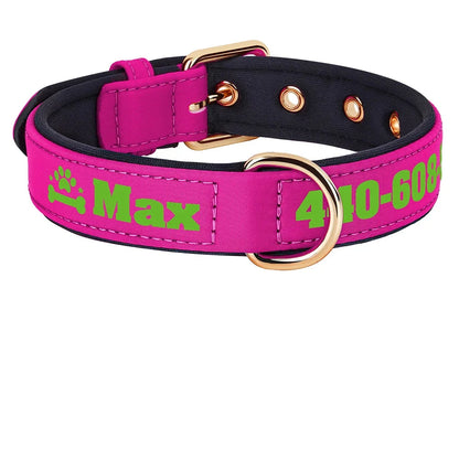 Collier pour chien large en tissu rose fuchsia personnalisé avec prénom et numéro de téléphone imprimés en vert, motif combiné patte et os avec étoiles visible, doublure rembourrée noire, boucle et anneau en D dorés.